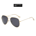 Pikkukuva 1 / 4: Klassinen polarisoidit aurinkolasit Trendikäs värikalvo aurinkolasit Unisex Aviator aurinkolasit Kultakehys täysi Harmaa PG3026 Gold frame full Gray