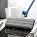 Pikkukuva 6 / 11: Punainen litteä moppi pyörivällä päällä - Työtä säästävä siivousmoppi arjen kotisiivoukseen White 4 mop pads
