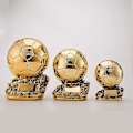 Pikkukuva 2 / 4: FIFA Ballon d'Or Trofee-Replika Muistomyynti Dekor (FMY) Kulta Gold 15CM