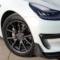 Pikkukuva 5 / 5: 4 kpl mattamustia punaisia Tesla Model 3 -pyörännavan suojuksia