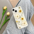 Miniatyrbilde 2 av 4: Transparent mobilskall for iPhone 16 Pro med pressede ekte blomster, glitrende søt hvit blomsterdesign, slankt mykt TPU-beskyttelse