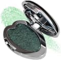 Emerald Shimmer Single Eyeshadow – Metallisk grøn perlemorspresset pudder, hjerteformet kompakt.