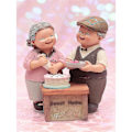 Miniatyrbillede 2 af 3: Dekoration af ældre par i harpiks, bryllupsdagsgave A1