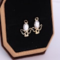 Miniatyrbillede 2 af 5: Forgyldte Charm Grøn Rundt Slibet Cubic Zirconia Lykkeengel Design Mini Post Stud Øreringe