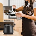 Pikkukuva 4 / 4: Kahvinpurujen säiliö, espressopurujen säiliö, irrotettavalla metallisella koputuspalkilla ja liukumattomalla pohjalla, kahvikoneen lisävarusteet