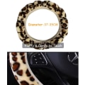 Miniatyrbild 3 av 3: Chic Leopard Print Fluffy Plush Rattmuff för Bilstryning Mjuk Vinter Varm Bil Rattmuff Skydd Stretch På Universal Passform 37-39cm