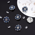 Miniatyrbild 4 av 5: 10 st 28 mm Blomma Rhinestone Shank Knappar Kristall Sy På Knappar med 1 Hål och Platt Bak, Rhinestone Snöflinga Metallknappar B