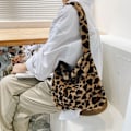 Miniatyrbild 7 av 10: Fluffig axelväska Shoppingväska Z X leopard