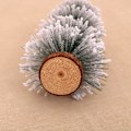 Miniatyrbillede 3 af 5: 3 stk. Miniature Juletræer til Bord, med Træbund, Mini Snedækket Kunstigt Grantræ til Vinterjulebord