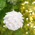 Miniatyrbilde 5 av 5: Sett med 6 hvite skumjulekuler for å henge på juletreet