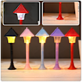 Miniatyrbilde 3 av 5: 4 stk Miniatyr Dekor Modell Jernbanetog Lampe Mini Gate Lampe Plass Plast Dukkehus Mini Stre