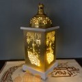 Miniatyrbillede 5 af 5: Træfarvet Lanterne med Mubarak Elementer LED Lys Indendørs Hjemmefest Dekoration Festlig Belysning Elegant Dekoration Træfarvet 2