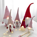 Pikkukuva 5 / 5: Joulutomu Ornamentti Käsintehty Ruotsalainen Tomte Nuken LED-Valoilla Nenässä Skandinaavinen Tonttu Ornamentti Punainen
