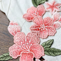 Miniatyrbillede 2 af 4: Sy-på Lilje Blomster Patches, Broderet Blomst Applikationer til DIY Tøj, Jakker, Jeans, Rygsække, Hatte, Kunsthåndværk S