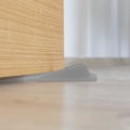 Miniatyrbilde 4 av 5: 4 stk Dørstoppkiler, Gummi Dørstoppkile Dør Ikke-ripende Og Anti-skli Design Robust Stabelbare Dørstopp (2 Svarte, 2 Grå)