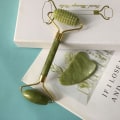 Miniatyrbilde 3 av 5: Jade-rulle og Gua Sha-sett Massasje-rulle Guasha-brett Dobbelt hode Jade-stein Jade massasjerulle og jade-dobbelt pigger