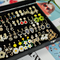 Miniatyrbillede 3 af 5: Øreringsæske med Klar Låg 64 Slots Fløjlsskuffe, Øreringsbakke med Lås, Smykkedisplaykasse til Kvinder Piger, Sort