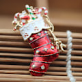 Miniatyrbild 3 av 4: 1 st kristallröd julstrumpa godis brosch nål