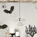 Pikkukuva 4 / 5: Halloween-aiheinen käsin kudottu kallo-riipus ikkuna- ja ovikoristeluun