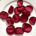 Miniatyrbilde 1 av 5: Roseblader for Valentinsdagdekor, Separert Klar til Bruk Myke Silkeblomsterblader for Bryllup Blomstjentekurv, Bord