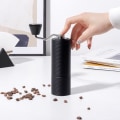 Miniatyrbilde 3 av 5: Manuell Kaffe Kvern Kapasitet 25g med CNC Rustfritt Stål Konisk Kvern - Intern Justerbar Innstilling, Dobbel Lagring Posisjonering