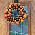 Pikkukuva 1 / 5: Oranssi ja musta kranssi, kurpitsakranssi, puukukkien kranssi, keinokukkien kranssi, Halloween-kranssi
