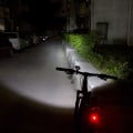 Miniatyrbilde 2 av 5: Sykkelhovedlykt, Kraftig Lyssterk, Lett USB-Lader - 2400 Lumen Med Baklys Inkludert - Passer For Alle Sykler, Vanntett Og Enkel Installasjon