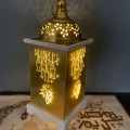 Miniatyrbillede 4 af 5: Træfarvet Lanterne med Mubarak Elementer LED Lys Indendørs Hjemmefest Dekoration Festlig Belysning Elegant Dekoration Træfarvet 2