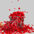 Miniatyrbilde 3 av 5: Røde Roseblader for Romantisk Kveld - 3600 Sett Kunstige Silke Valentinsdag Blomst Ansiktsroser Blader - Perfekt for Spesielle Romantiske Kvelder