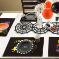 Miniatyrbild 2 av 5: Halloween-Dukunderlägg för Matbord, Häxor i Rörelse, Trollbind Ditt Bord, Rustika Tvättade Dukunderlägg, Set om 4