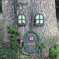 Pikkukuva 5 / 5: Miniatyyri Tonttu Keijujen Talon Ikkuna ja Ovi Puille, Hohtaa Pimeässä Piha Taide Puutarha Veistos Nurmikko Koriste Deko Mini Keiju
