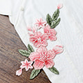Miniatyrbillede 3 af 4: Sy-på Lilje Blomster Patches, Broderet Blomst Applikationer til DIY Tøj, Jakker, Jeans, Rygsække, Hatte, Kunsthåndværk S