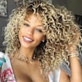 Miniatyrbild 1 av 2: Blond Lockig Peruk Amerikanska Peruker Mjuk Syntetisk Peruk För Modekvinnor