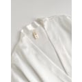 Miniatyrbillede 3 af 5: Langærmet Satin-Morgenkåbe med Fuzzy Trim og Bælte til Kvinder - Brudekjole til Bryllupsdag White