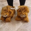 Miniatyrbild 3 av 11: Highland Cattle Tofflor, Fluffiga Skotska Highland Cow Tofflor Plysch