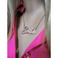Miniatyrbillede 2 af 7: Barbie Krystal Script Logo Halskæde Gold