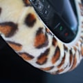 Miniatyrbild 4 av 5: 3 st/set Leopard Fluff Plysch Överdrag Vinterbil Leopardplysch virkad elastisk rattmuff, växelspaksmuff, handbromsmuff och greppmuff