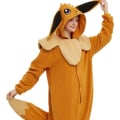 Miniatyrbild 4 av 4: Kawaii Cartoon Onepiece Pyjamas Brun Par Animation Performance Kostym Halloween Kläder Söta hemkläder för pojke och flickor Eevee XL
