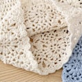 Miniatyrbilde 2 av 5: Heklet bomullshette for kvinner, håndlaget strikket blomstrete slouchy beanie-lue med utskjæringer