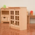 Pikkukuva 3 / 5: Maalaamaton nukkekodin miniatyyrikalusteet Nukkekodin sisustuskoriste Näyttelykaappi keittiöön
