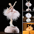 Miniatyrbillede 3 af 5: Ballerina Musikboks Ornament med Roterende Skørt og Fjer - Holdbar, Langvarig og Detaljeret - Den Perfekte Gave