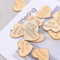 Miniatyrbilde 3 av 5: Morsomme tokens for date night - Gaveidéer - Håndverk - Tilbehør - Hjerteformet bordpynt - Festdekorasjon - Elskere - Treet anheng - Valentinsdagspynt