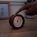 Miniatyrbild 5 av 5: Analog träväckarklocka med snooze - Retro klocka med urtavla