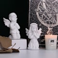 Miniatyrbild 3 av 4: Ängelstaty konstdekorerande bedjande kerubharts (pojke)