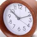 Miniatyrbild 2 av 5: Analog träväckarklocka med snooze - Retro klocka med urtavla