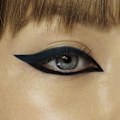 Miniatyrbillede 5 af 5: MAYBELLINE NEW YORK Tattoo Gel Pencil Eyeliner - 920 Striking Navy Marine blå