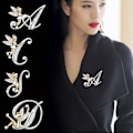 Miniatyrbilde 2 av 5: Crystal English Letter Brooch Alf Angel Lapel Pin Suit Shirt Co T