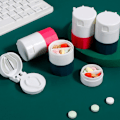 Miniatyrbillede 3 af 5: 4 i 1 bærbar 4-lags tabletkværn Pulver Piller Medicin Rose red