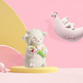 Pikkukuva 2 / 8: Sweet White Sheep Lam Hold Tulip Flower Pehmeä täytetty halausnukke P A2