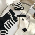 Miniatyrbild 5 av 8: Damstrumpor Höst Enkel Casual Svart Vit Randiga Pile Socks A2